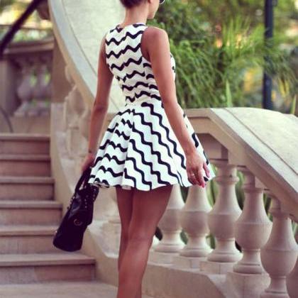 Black And White Wave Stripe Print Sleeveless Dress